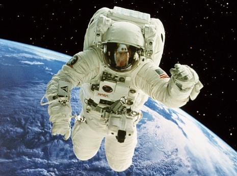 Astronaut (via <a href="http://www.dailygalaxy.com">dailygalaxy</a>)